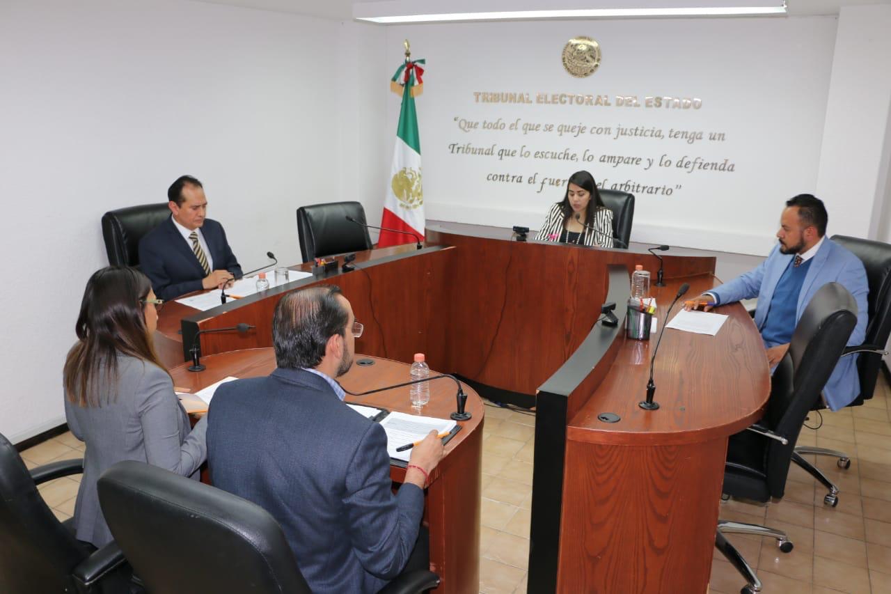 En sesión pública, la Magistrada Presidenta Yolanda Camacho Ochoa y los Magistrados José René Olivos Campos y Salvador Alejandro Pérez del Tribunal Electoral del Estado de Michoacán, aprobaron tres Juicios 