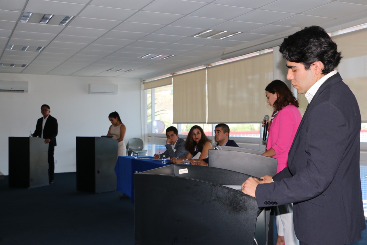 PARTICIPA MAGISTRADA ALMA BAHENA COMO INTEGRANTE DEL JURADO EN DEBATE DE ALUMNOS DE LA UVAQ 
